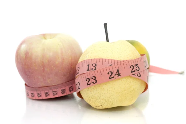 Frutti con nastro di misura su sfondo bianco — Foto Stock