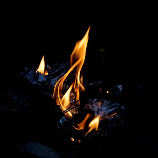 Yangın alevlerin bir siyah arka plan — Stok fotoğraf
