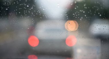 Yağmurlu günlerde cama yağmur damlaları