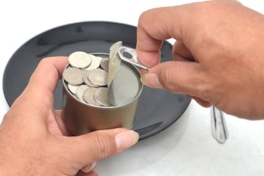 Para el konserve. Hazır bir plaka üzerinde koymak için.