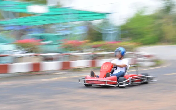 Jovem dirigindo para o kart com velocidade . — Fotografia de Stock