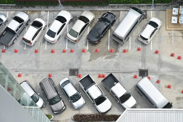 Vista de cima do estacionamento cheio de veículos . — Fotografia de Stock
