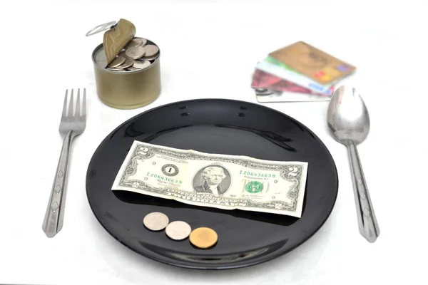 Χρήματα σε ένα πιάτο, χρήματα, κονσέρβες και πιστωτικών καρτών. — Φωτογραφία Αρχείου