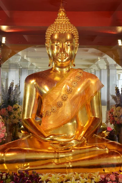 Золотая статуя Будды в религиозном месте — стоковое фото