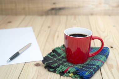 Kırmızı ahşap masa kahve fincan.