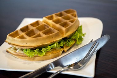 Jambonlu peynirli gözleme sandviç.