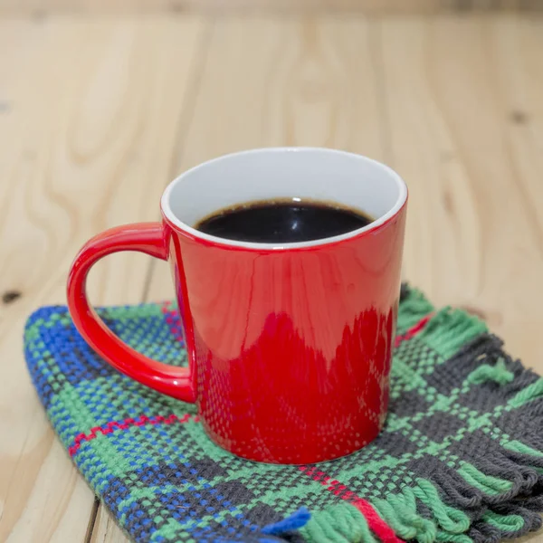 Czerwony kubek kawy na biurko z drewna. — Zdjęcie stockowe