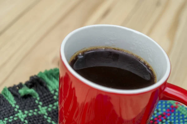 Taza roja de café en el escritorio de madera . —  Fotos de Stock