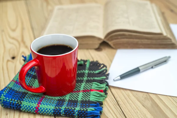 Rode kop koffie met boeken en blanco papier op houten tafel. — Stockfoto