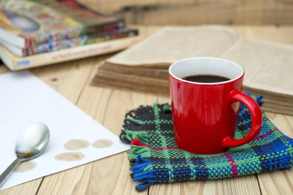 Czerwony kubek kawy z książek i pustej strony na drewnianym stole. — Zdjęcie stockowe