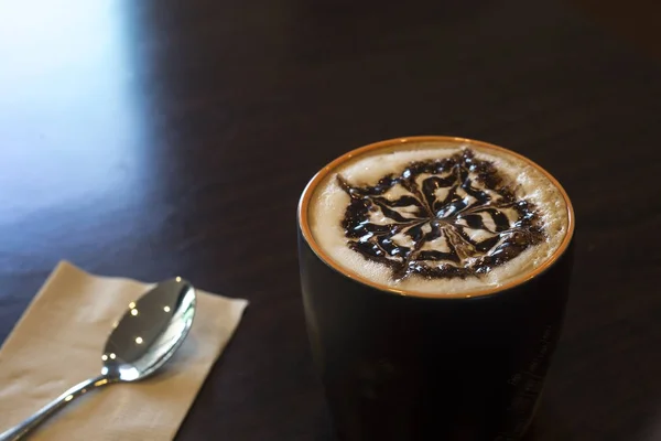 Bevanda di caffè di moka su un tavolo di legno — Foto Stock