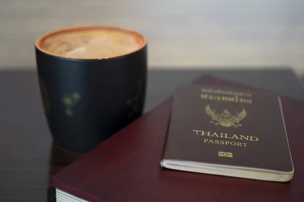 Passeport thaïlandais avec tasse à café sur table en bois — Photo