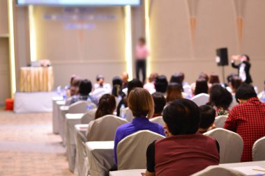 İş toplantısı ve tanıtım hoparlördür. Seyirciler arasında konferans salonu.