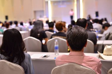 İş toplantısı ve tanıtım hoparlördür. Seyirciler arasında konferans salonu.