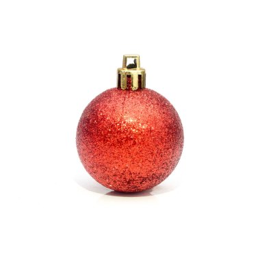 Kırmızı Noel topu beyaz arkaplanda izole edilmiş