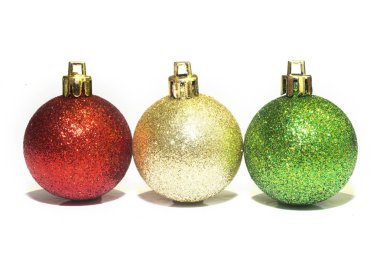Beyaz arka plan üzerinde izole kırmızı altın ve yeşil Noel top