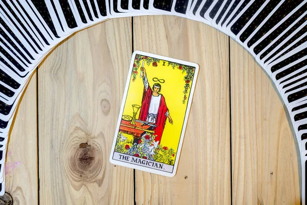 Kartenspiel mit Tarot-Karten; der Zauberer . — Stockfoto