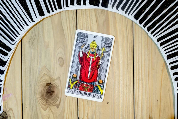 Stapel von Tarot-Karten; der Hierophant . — Stockfoto