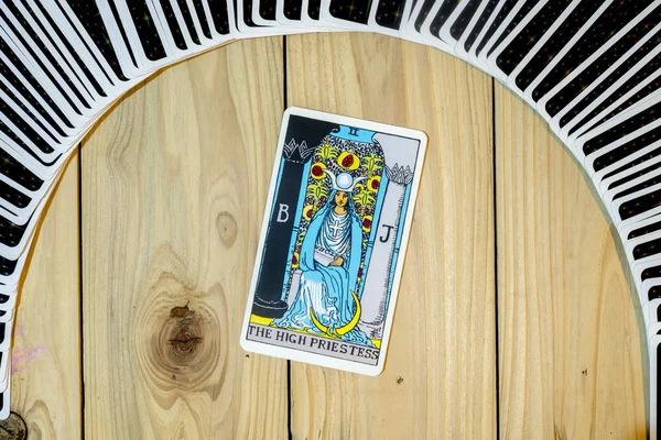 Tarot destesi; Baş Rahibe .