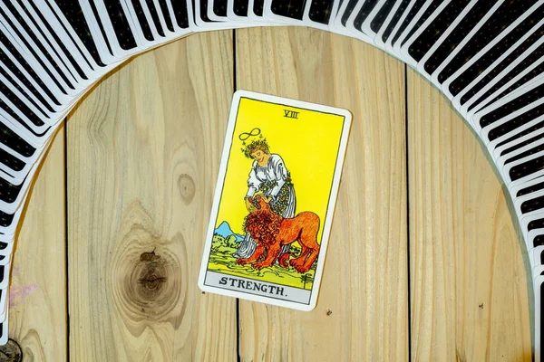 Tarot destesi; Gücü .