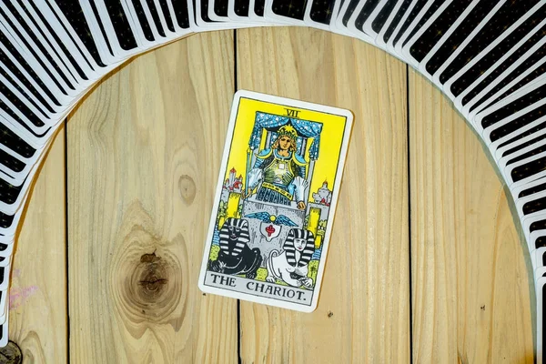 Kartenstapel mit Tarotkarten; der Streitwagen . — Stockfoto