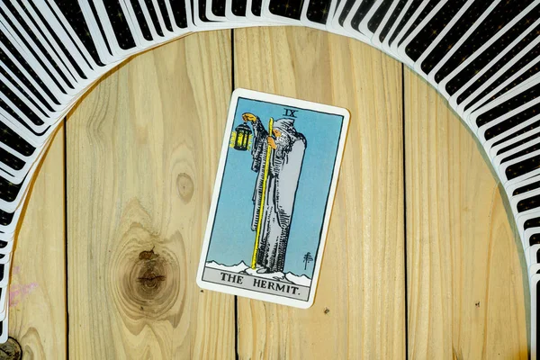 Kartenspiel mit Tarot-Karten; der Einsiedler . — Stockfoto