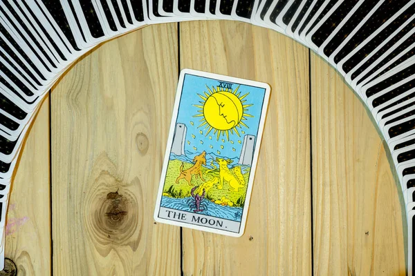 Deck de cartas de Tarot; A lua  . — Fotografia de Stock