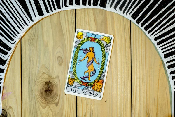 Deck de cartas de Tarot; O MUNDO  . — Fotografia de Stock