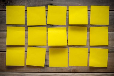 Yumuşak gölge ahşap duvar zemin üzerine izole boş sarı Not sopa