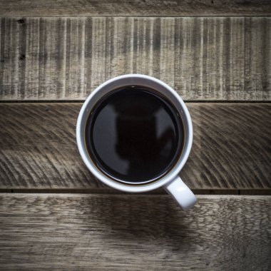 Ahşap masa, üstten görünüm üzerinde siyah kahve