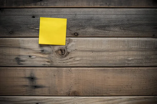 Memo Stick Amarillo Blanco Aislado Sobre Fondo Pared Madera Con — Foto de Stock