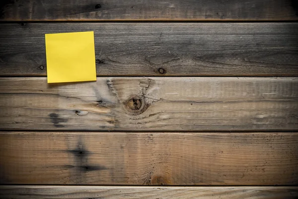 Leere Gelbe Memo Stick Isoliert Auf Holz Wand Hintergrund Mit — Stockfoto