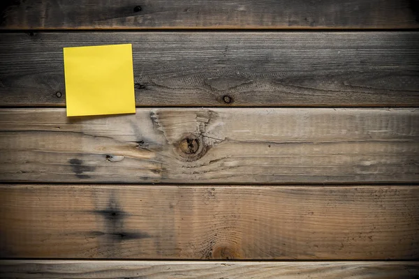 Memo Stick Amarillo Blanco Aislado Sobre Fondo Pared Madera Con — Foto de Stock