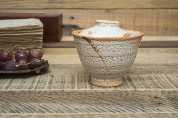 Tea ceramic bowl with cover on wooden table — Stock Photo, Image