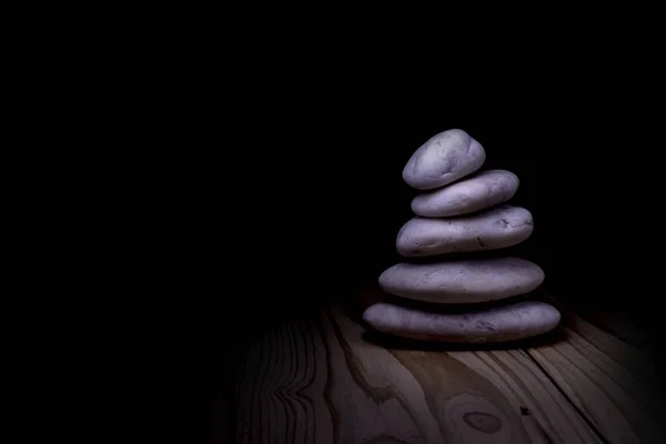 Pilha de pedras zen em madeira — Fotografia de Stock