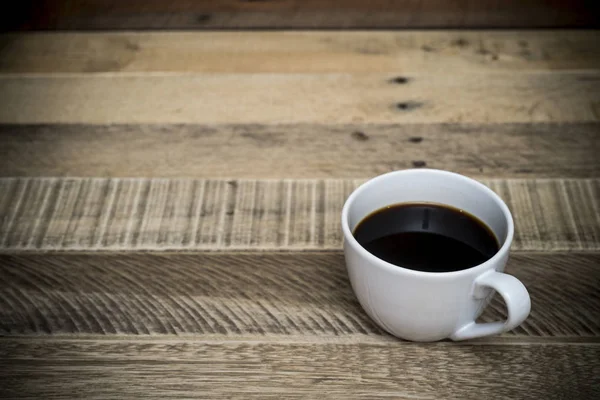 Taza de café negro sobre mesa de madera, —  Fotos de Stock