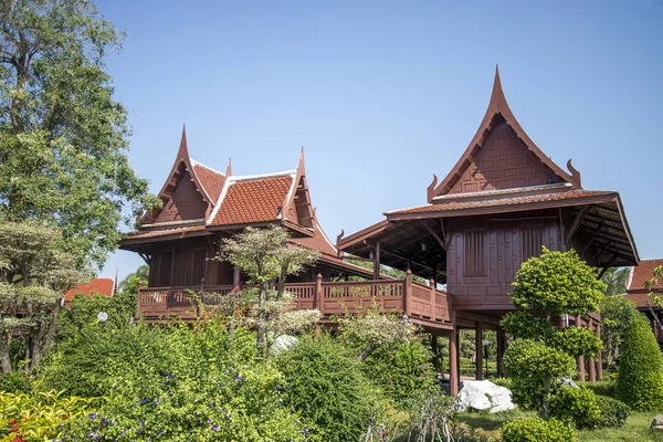 Estilo tailandés, casa de teca en el jardín, Tailandia — Foto de Stock