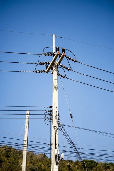 Poste de electricidad de alto voltaje en fondo azul cielo . —  Fotos de Stock