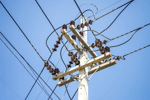 Poste de electricidad de alto voltaje en fondo azul cielo . —  Fotos de Stock
