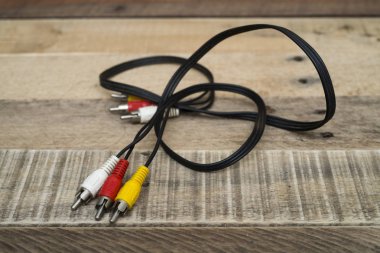 Ahşap arka plan üzerinde eski Rc kablo