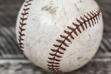 Ahşap masa üzerinde eski temel topu 