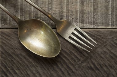 eski pirinç kaşık ve çatal ahşap tahta üzerinde