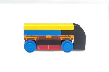 Lego parçaları beyaz zemin üzerine yapılmış otobüs oyuncak.