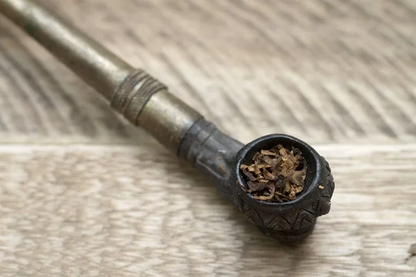 木製の背景上のタバコのパイプ — ストック写真