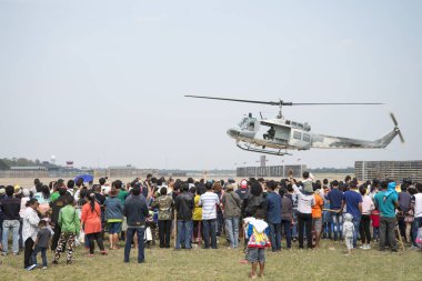 Nakhon Sawan, Thailand, Tarih 13 Ocak 2018. o kadar çok insanların Ulusal çocuk günün ortasında gösteri helikopter.