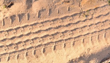 Lastik izleri kum zemin üzerine