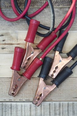 alttan yukarıya ittirmek jumper kablo akü ahşap arka plan üzerinde için.