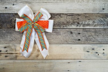 Ahşap arka plan üzerinde beyaz kırmızı ve yeşil yay