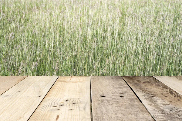 Feld Mit Grünem Gras Holzdielen Boden — Stockfoto