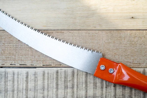 Handsäge Auf Holztischhintergrund — Stockfoto